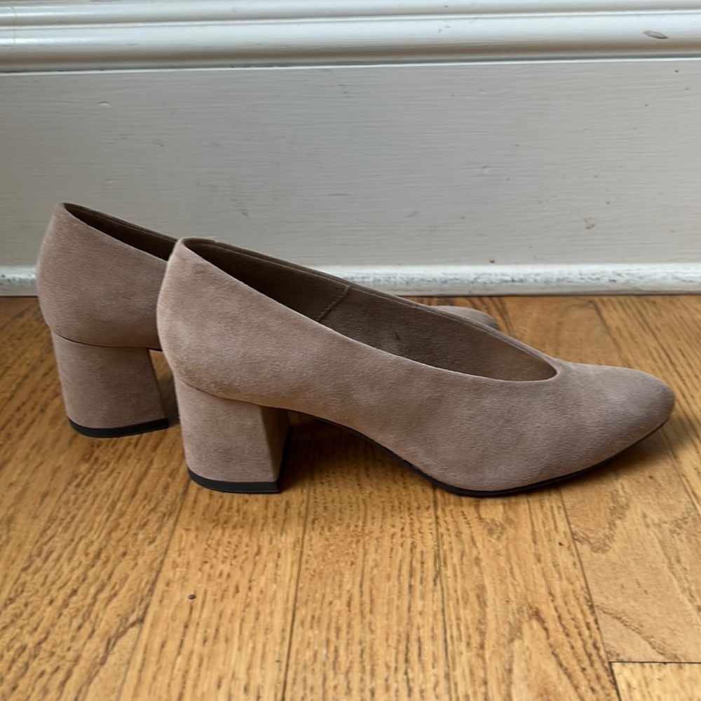 Bella Vita suede chunky heel pumps—6.5 N